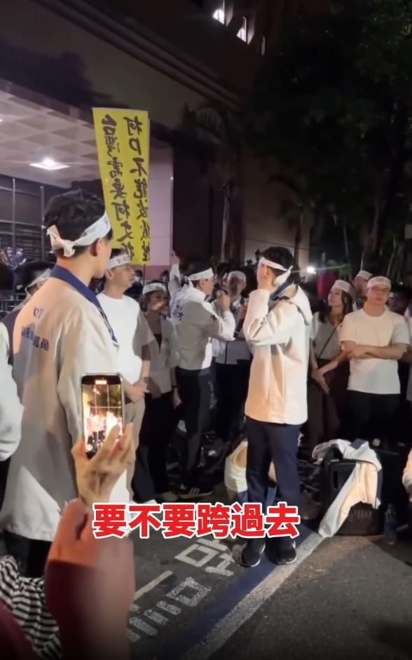 藍委羅明才北檢前唱「團結就是力量」!喊完要群眾「跨拒馬」全場靜默