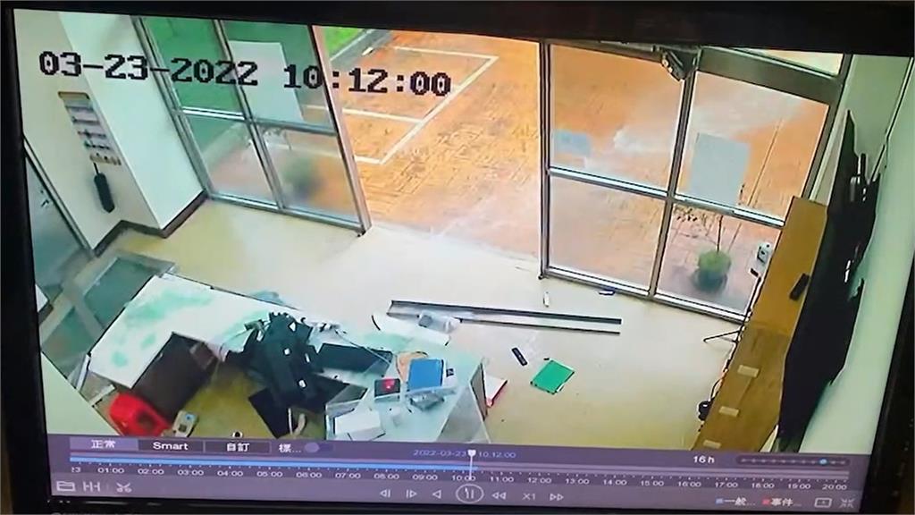 「消防界超跑」出事了!超強水柱直射埔心分隊、大門遭噴飛