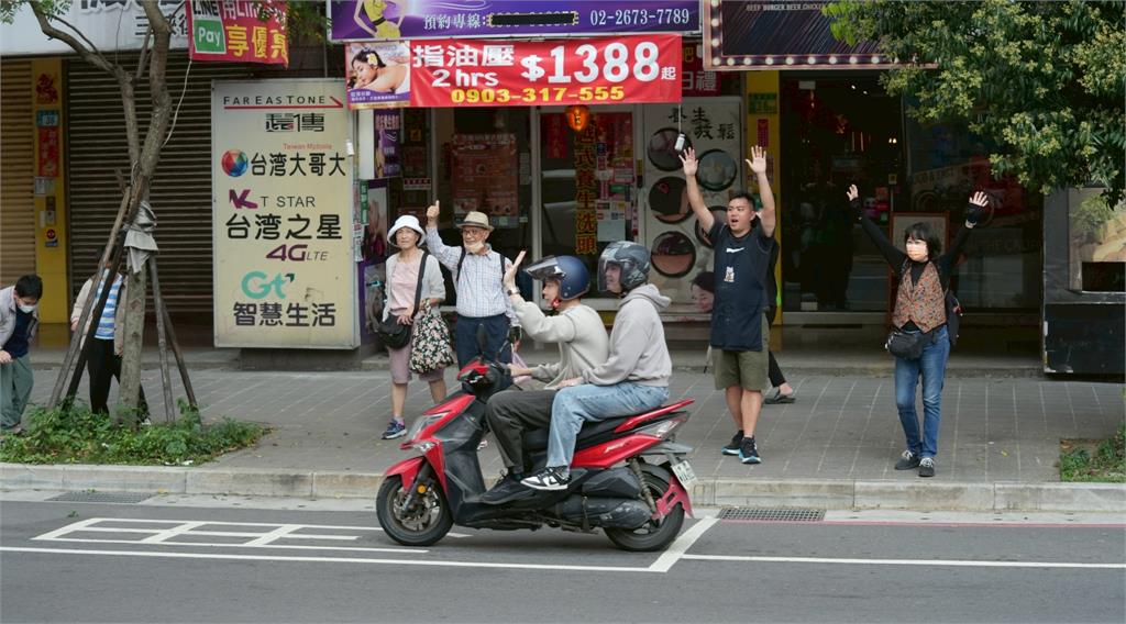 快新聞/新北人顧電話!綠議員初選明晚登場 卓冠廷合體王義川、林右昌掃街催票