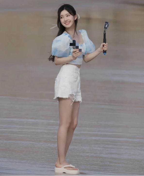 明星同款「夏日拖鞋」推薦!舒服同時也要時髦好看,這款拖鞋既增高又顯腿長!