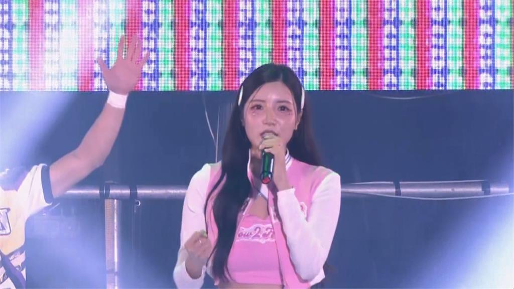 屏東東港大鵬灣跨年煙火超撞光 啦啦隊女神南珉貞獻唱台語歌