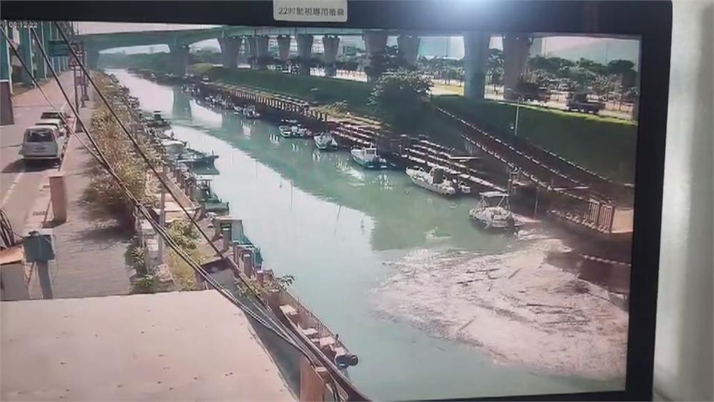 砂石車衝台北港護城河　墜河前最新畫面曝光