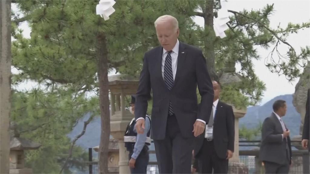 總統你累了嗎？拜登出席畢典重摔在地　白宮證實無大礙