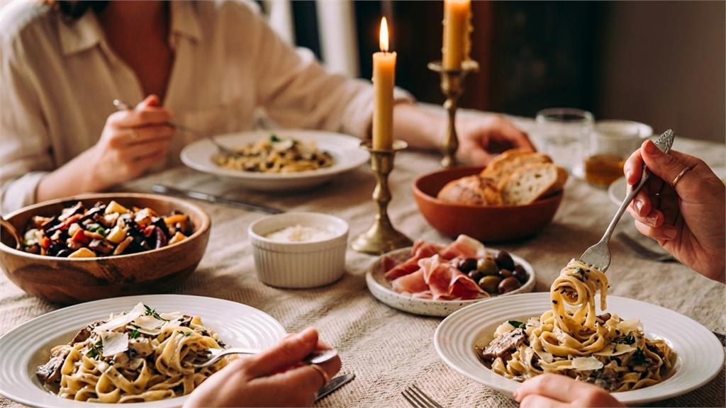 餐廳訂位為什麼要講「幾加幾」?內行揭「背後用意」店員遇奇葩:來一隻狗…