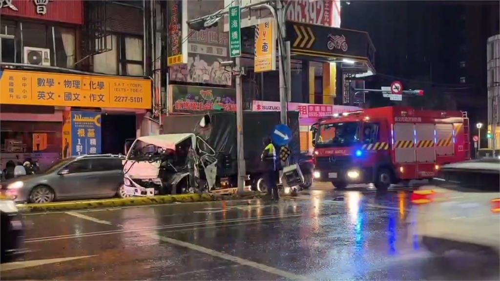 新莊貨車司機為「這件事」　自撞分隔島車頭全毀人輕傷