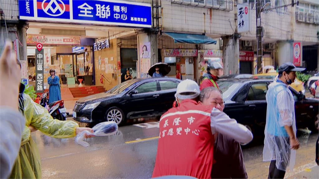 豪雨炸基隆！基金一路成泥河　大武崙溪暴漲溢堤