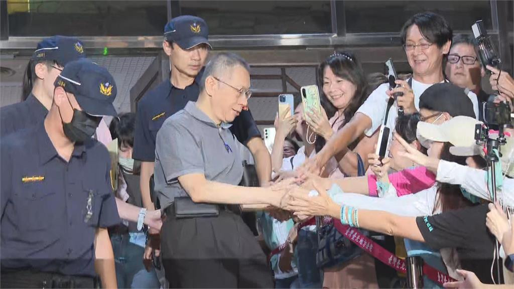 快新聞／二度交保後離開北院！柯文哲向小草握手　應曉薇五度鞠躬
