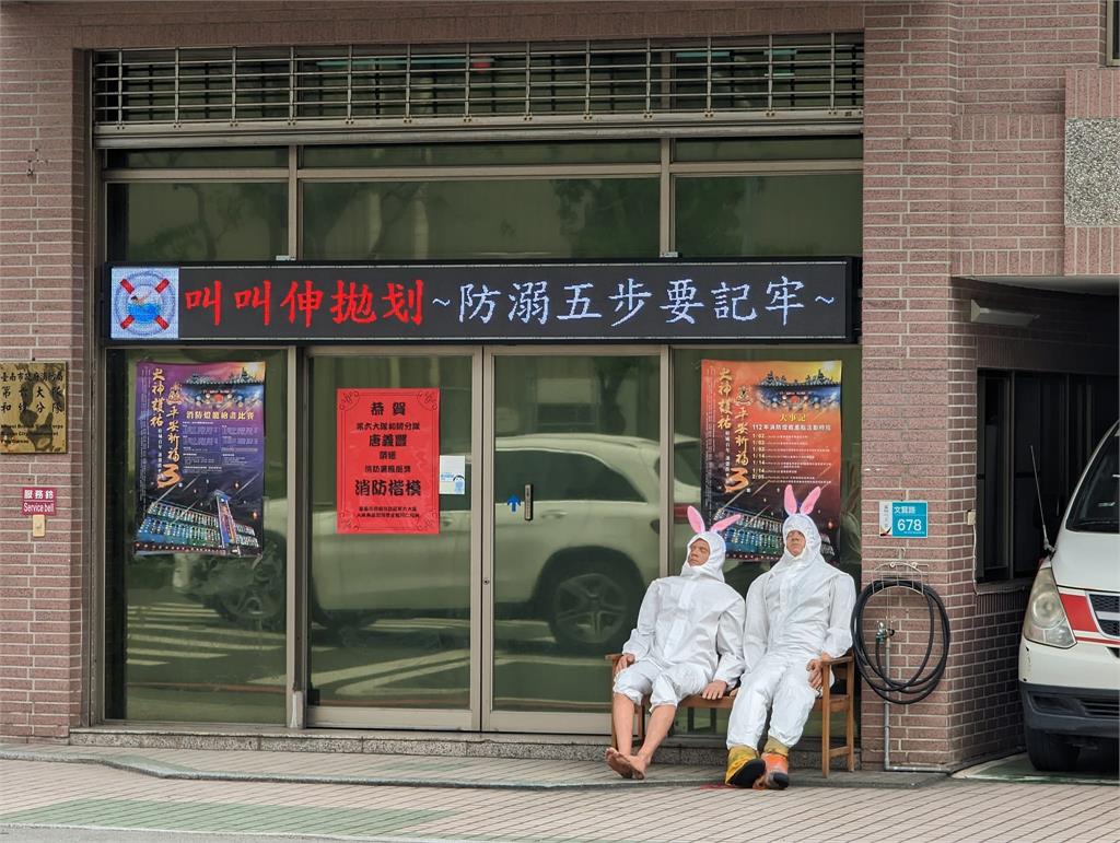 台南街頭驚見「2隻巨大白兔」！網看地點笑了：他們「出頭」很多