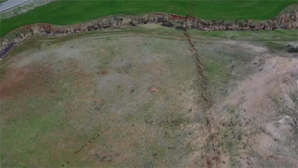 強震威力驚人！空拍機紀錄土耳其現狀　「大地裂痕」無盡延伸超駭人