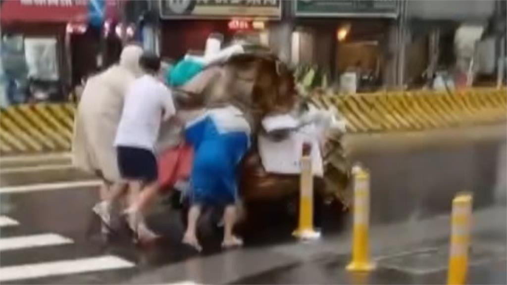 雨天暖心一幕！　學生助資源回收翁推回收車
