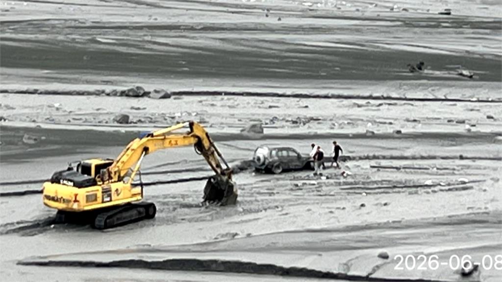 強降雨！花蓮馬太鞍溪「吉普車遭沖走」　工地主任失蹤　無人機加入救援