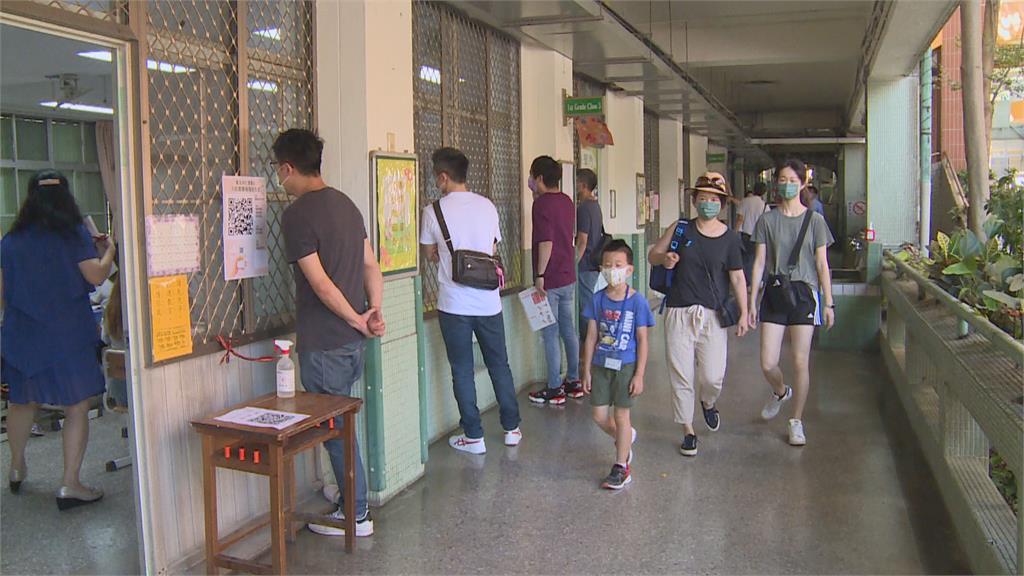 小一新生「場勘」熟悉校園 他們保證會把口罩戴牢