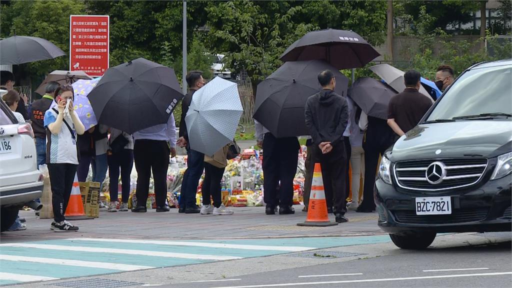 快新聞/三峽車禍釀3死!家屬悲慟回路口招魂 民眾陸續帶花束到場哀悼