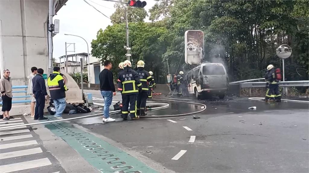 機車、救護車對撞火燒車　女騎士噴飛傷重不治