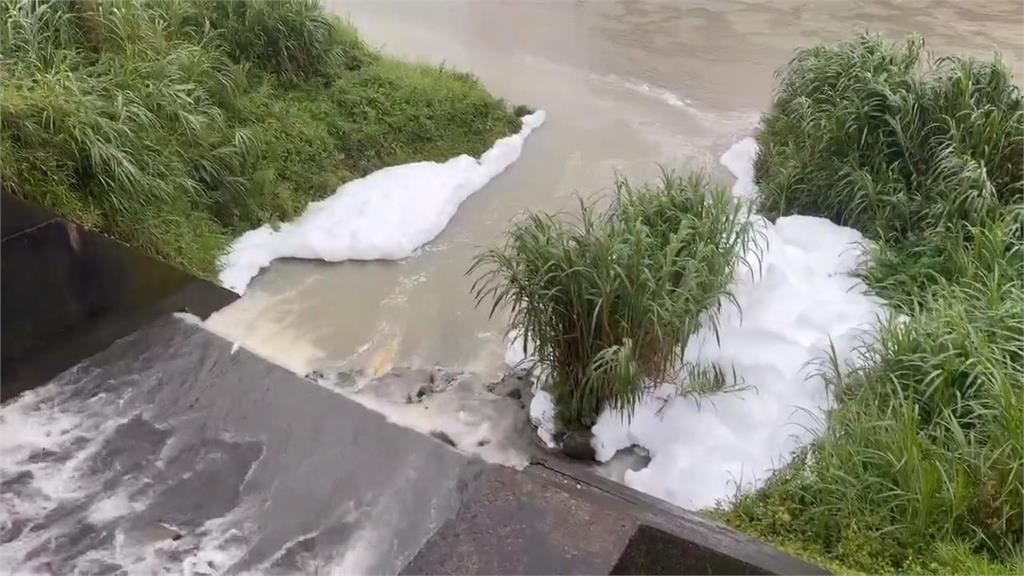 又被汙染！基隆河漂大量泡沫　八堵抽水站暫停抽水