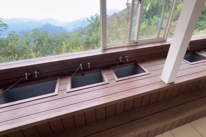 台中景觀餐廳遭控"泡腳池底髒亂" 業者澄清:中藥沉澱