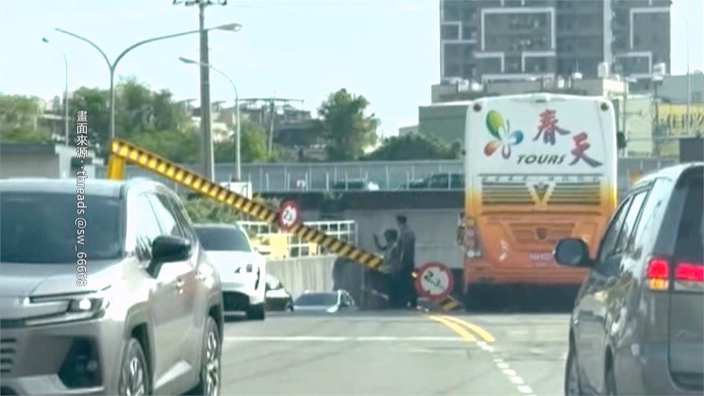 不熟路況！遊覽車闖涵洞撞斷限高桿　交通一度塞車