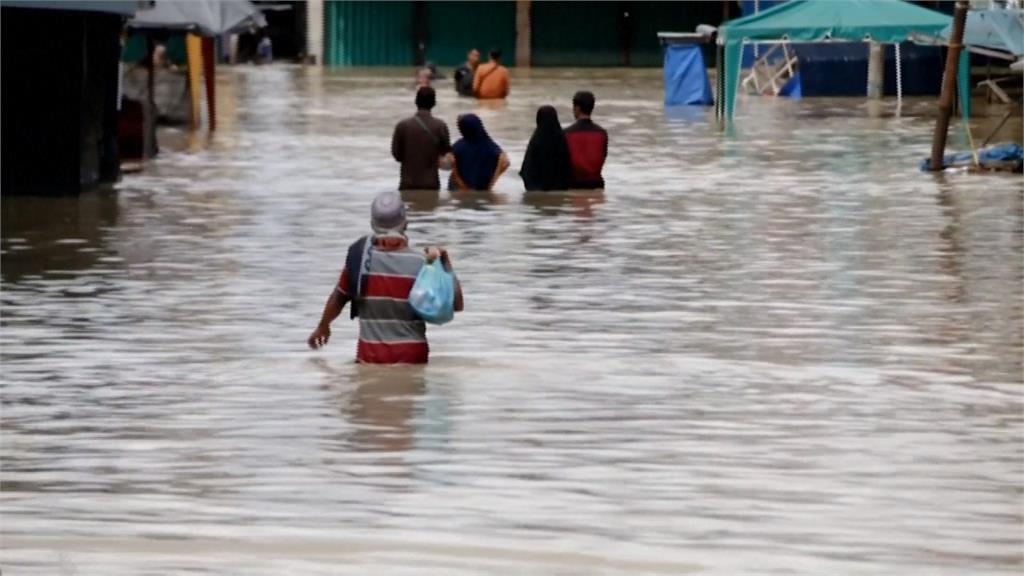 印尼亞齊省連日豪雨水深及胸！道路房屋全淹