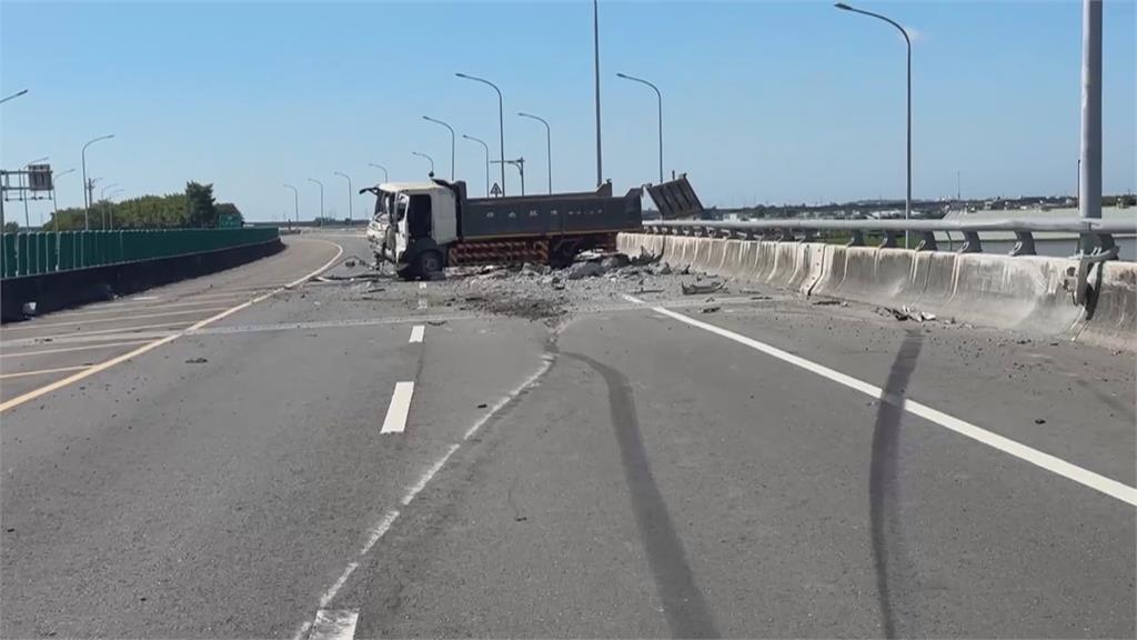 台78線大貨車爆胎自撞　後方轎車再撞警車釀2傷