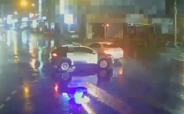 宜蘭警車疑執勤闖紅燈 撞上直行轎車幸無人傷