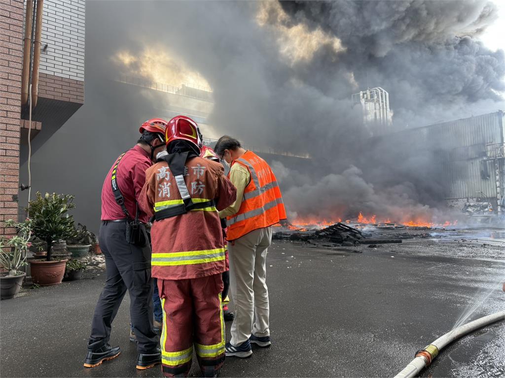 快新聞/高雄驚傳嚴重火警!大發工業區工廠全面燃燒 滾滾黑煙嚇壞民眾
