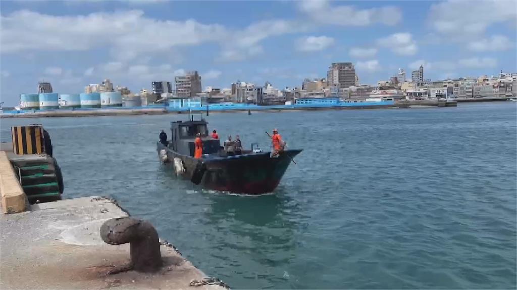 中國漁船無故致流澎湖七美水域　海巡隊強靠登檢押返涉案人船