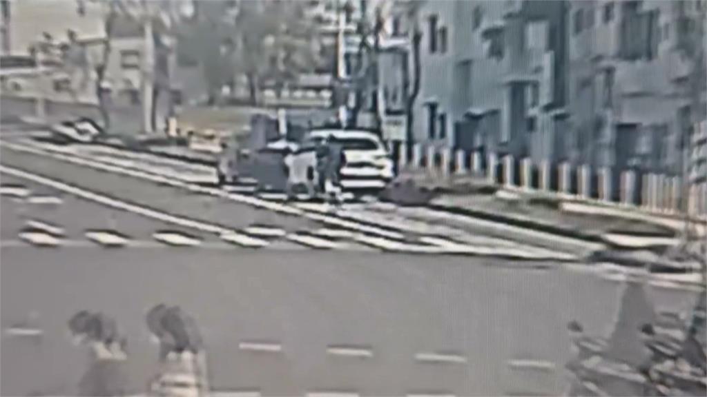 高雄現「砸車怪客」　騎腳踏車持棍棒沿街亂敲車窗