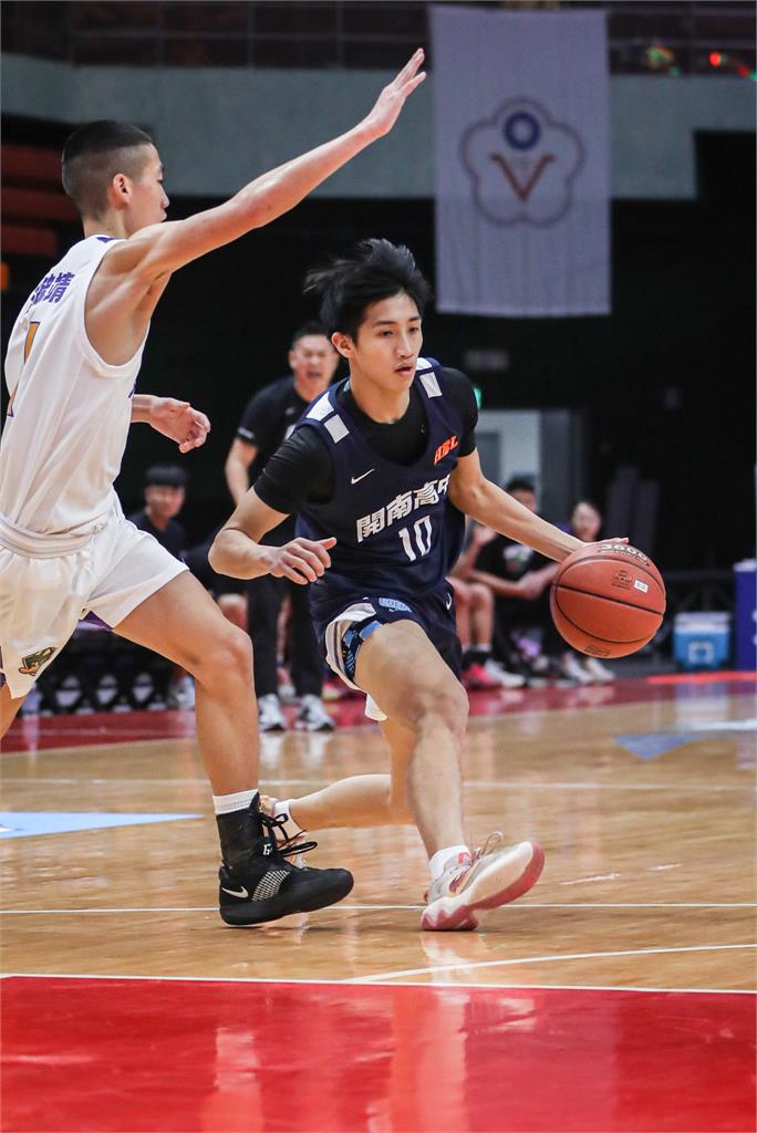 HBL(影)／東山高中下半場下起三分雨！63：61氣走開南高中笑納3連勝