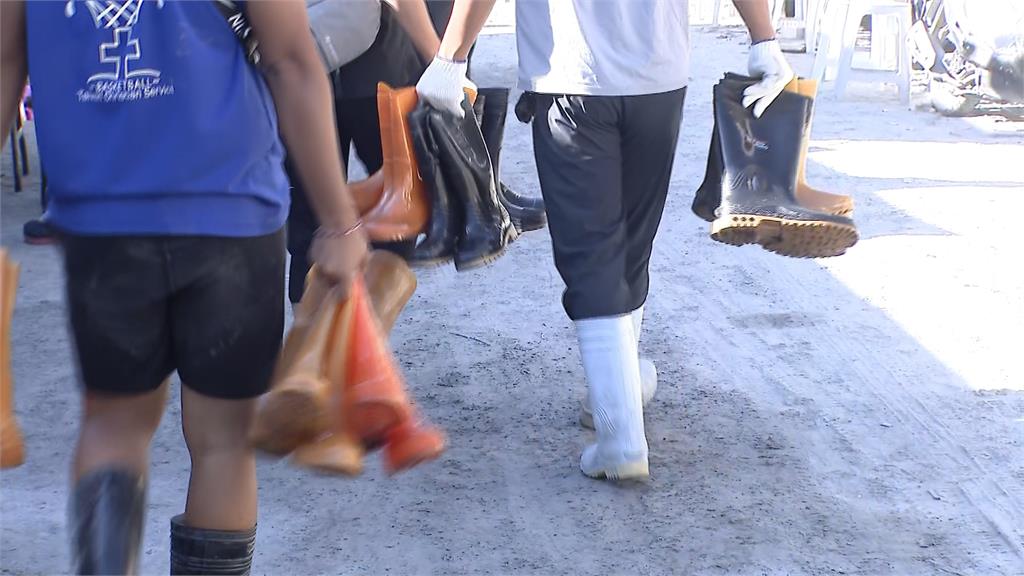 連假完開工首日花蓮留逾3百雙雨鞋 志工幫清消留給下一批「超人」