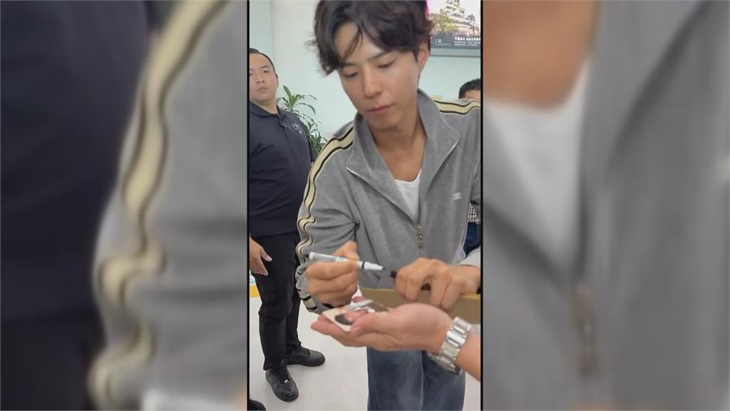 朴寶劍來了！　「狗狗捲髮」帥翻　衝向粉絲開簽名會