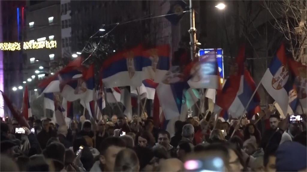 塞爾維亞平安夜不平靜！　民眾控「執政黨舞弊」闖首都市政廳抗議