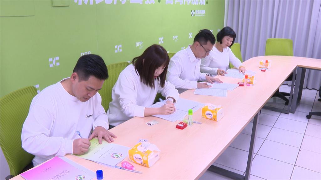 綠新北黨內初選登記首日　「青年會做事連線」搶頭香登記造勢