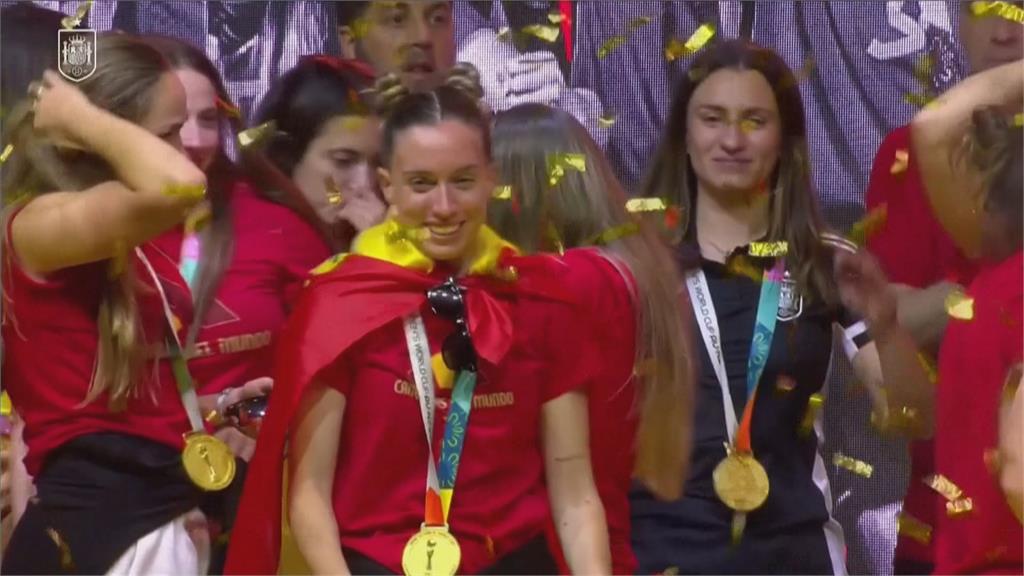 西班牙女足奪冠回國　足協主席強吻球員挨轟道歉