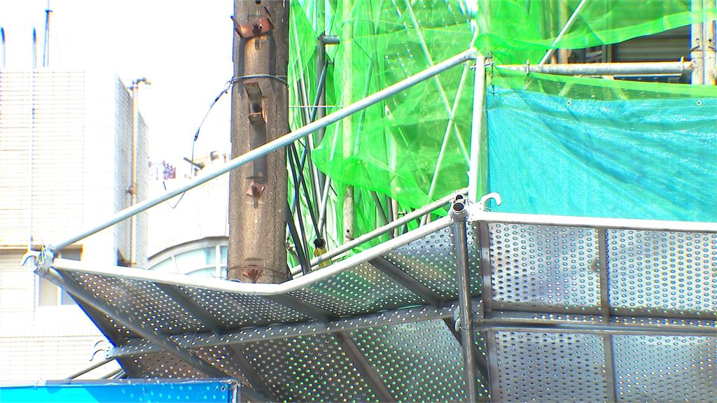 工安意外! 東門市場旁大樓3鷹架鐵板 從「4樓高掉落」釀1傷