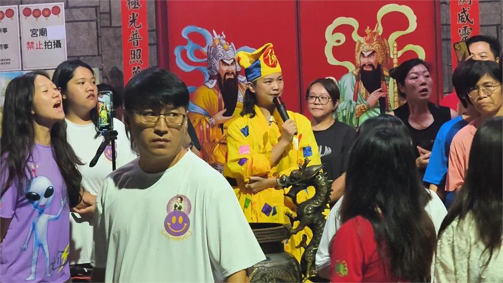 "尬電師父"遭踢館! 穿道袍迎戰 雙方信徒廟前叫囂