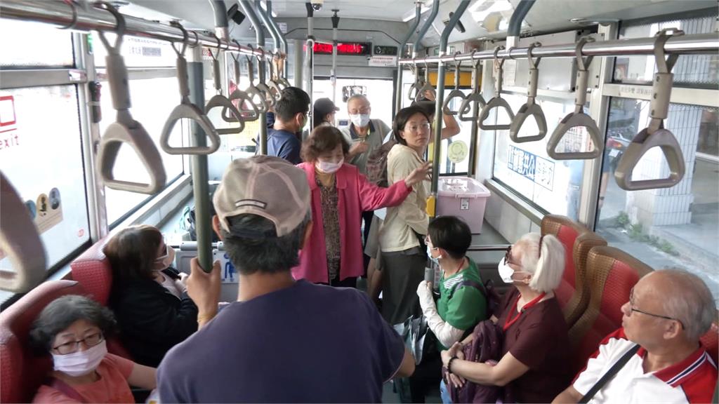 搭公車被背包撞怒開戰 阿伯扯北捷嗆:瞧不起你這種台中人