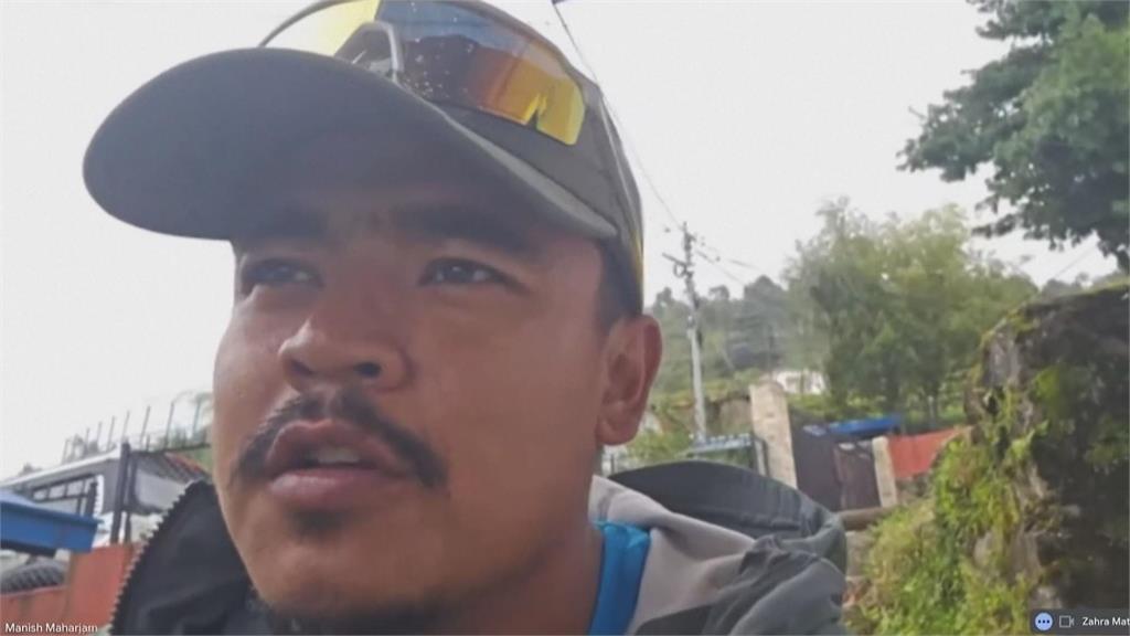 悚!尼泊爾山洪最新畫面曝光 母牽兩兒狂奔上山、下秒土流傾瀉