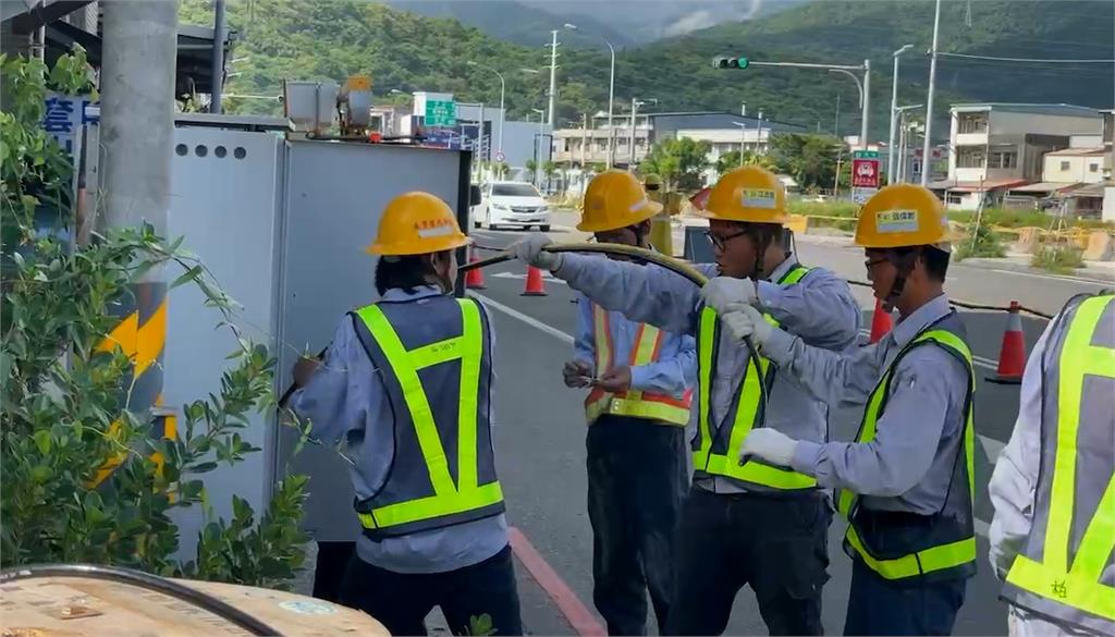 宜蘭蘇澳「整排路燈」神秘閃爍!在地人狂抖「像在跳舞…」台電發聲了