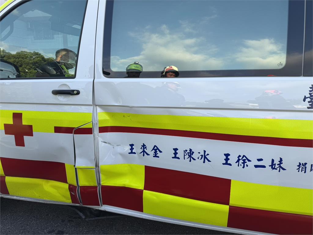 17歲少年無照騎車撞救護車 後座乘客未戴安全帽重傷送醫