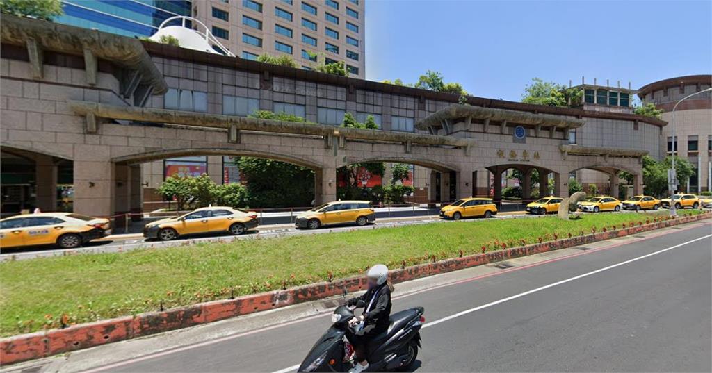 快新聞/出事了!板橋火車站驚傳民眾「騎機車」進入臥軌 致北上列車延誤