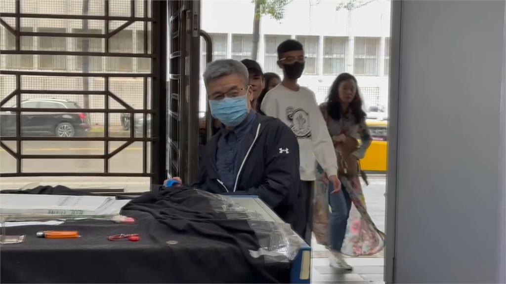 柯文哲侵占政治獻金案 傳年代集團創辦人邱復生作證