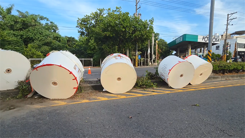 最新／太誇張！吸毒後開貨櫃車　彰化男失控撞民宅「紙捲滾一地」