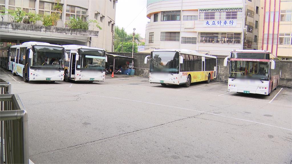 疑路程顛簸！乘客不斷叫囂、挑釁　公車司機被激怒拿掃把疑趕乘客下車