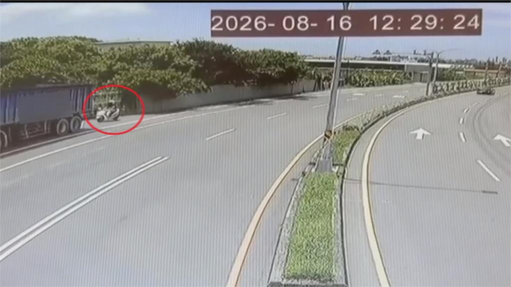 騎士高速撞貨櫃車「卡進車底」 猛烈撞擊畫面曝光