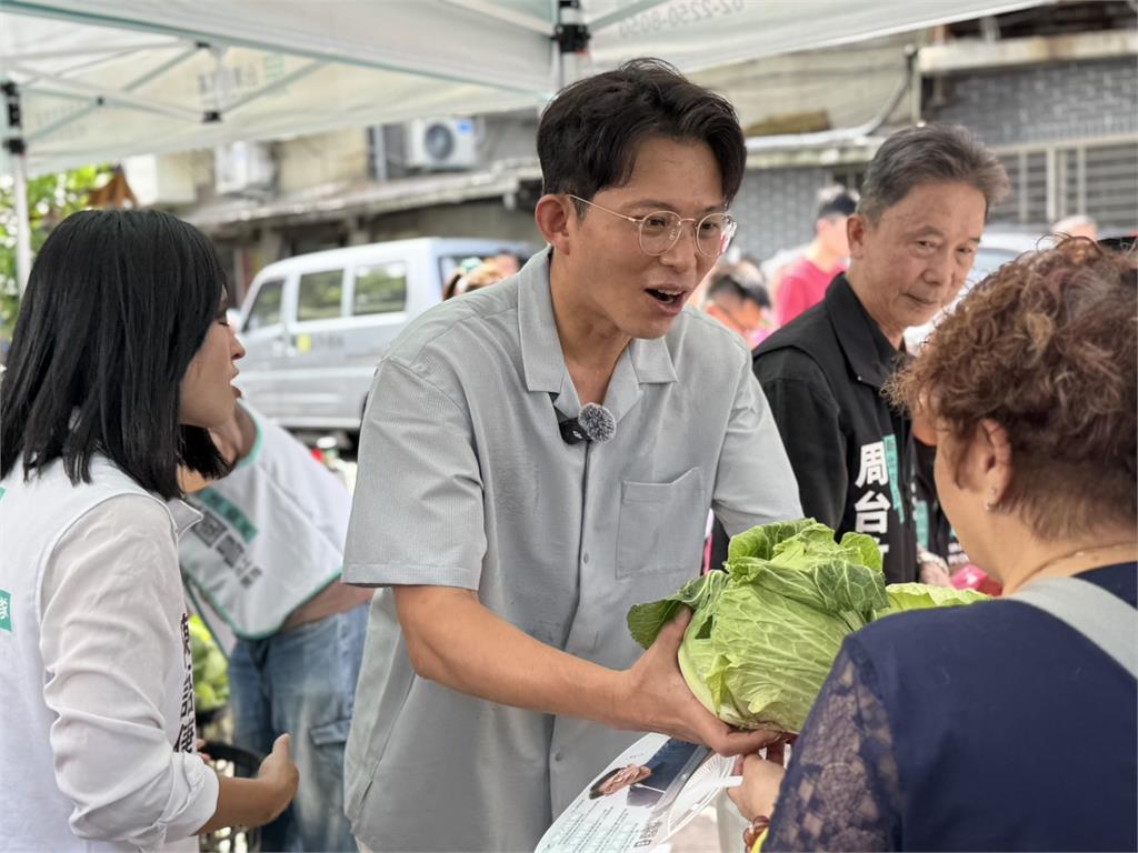 快新聞/韓指黃「人中呂布」明褒暗貶? 林俊憲:小藍仍須大藍治才會乖