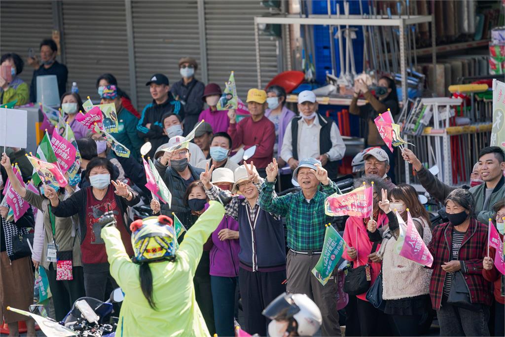 快新聞／支持者沿路揮旗、高喊凍蒜！　賴清德陪王美惠車掃鄉親嗨翻