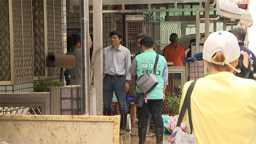 大街滿泥沙! 蘇澳居民忙清家園 整條街成"家具街"