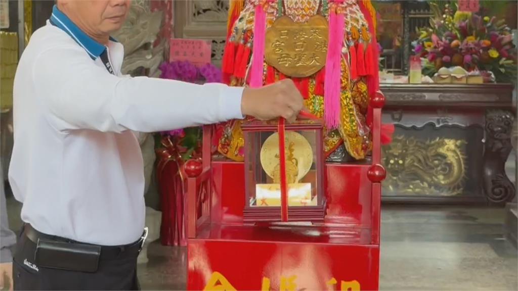 東石港口宮擲筊送黃金媽祖　粉紅超跑駐駕大福興宮