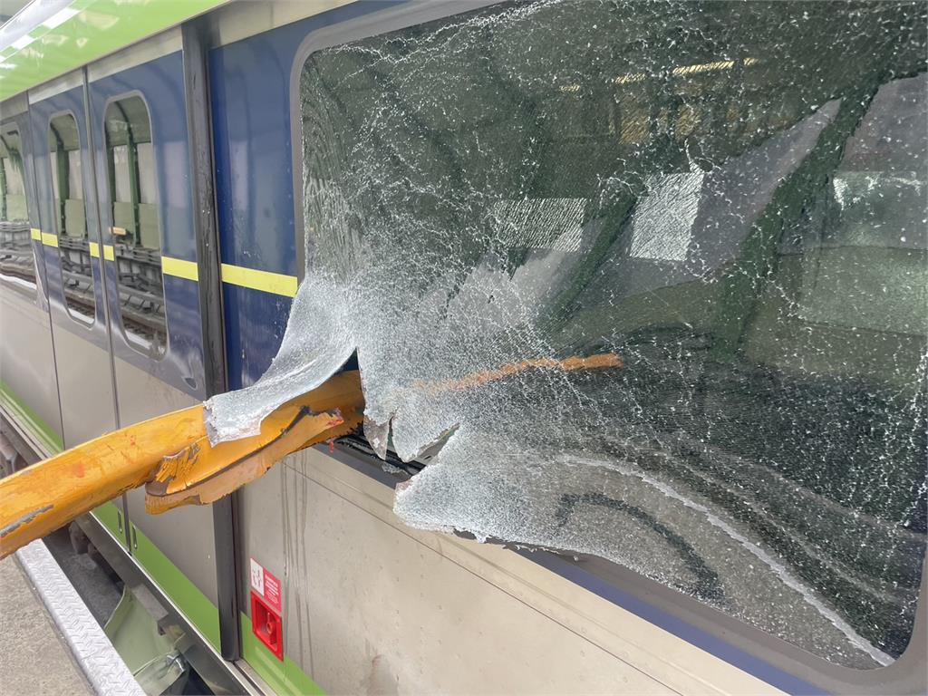 快新聞／畫面曝光！台中捷運列車被吊車吊臂「插入」　8乘客受傷送醫