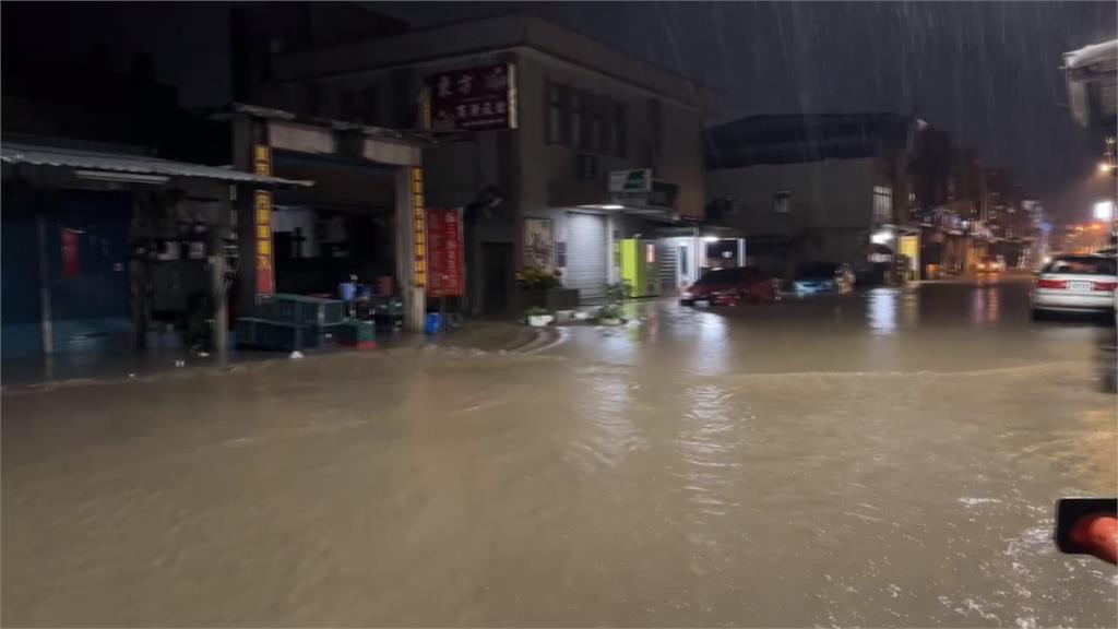 連三天豪雨！台東沙崙溪潰堤　滾滾泥水淹進市區